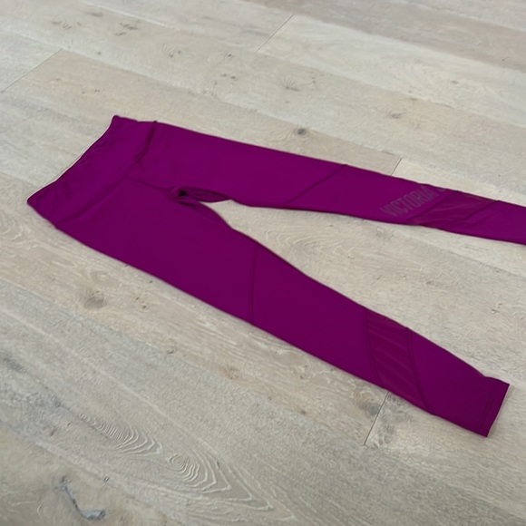Victoria’s Secret Sport Knockout Leggings. Small. - Picture 3 of 10